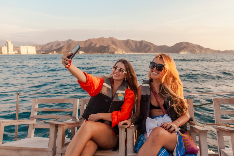 Dos mujeres disfrutando de un atardecer en velero Visit Santa Marta